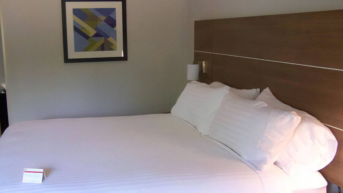 New Albany House | Elegant Room Near Local Attractions Free Wi-Fi