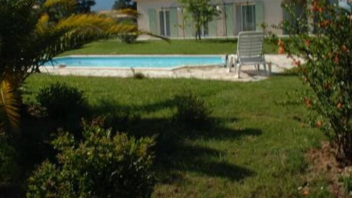 Solaro House | Elegant seaside villa with private pool surrounded by a 2000m2 garden