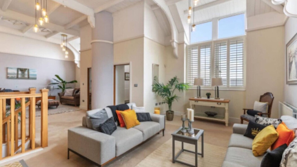 Penarth Apartment | Elegant Seaview Apartment with Garden-Penarth Pier