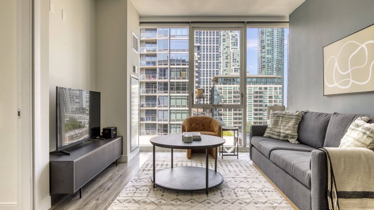 South Loop Apartment | Elegant South Loop 1BR w/Gym & Pool, nr Grant Park, by Blueground