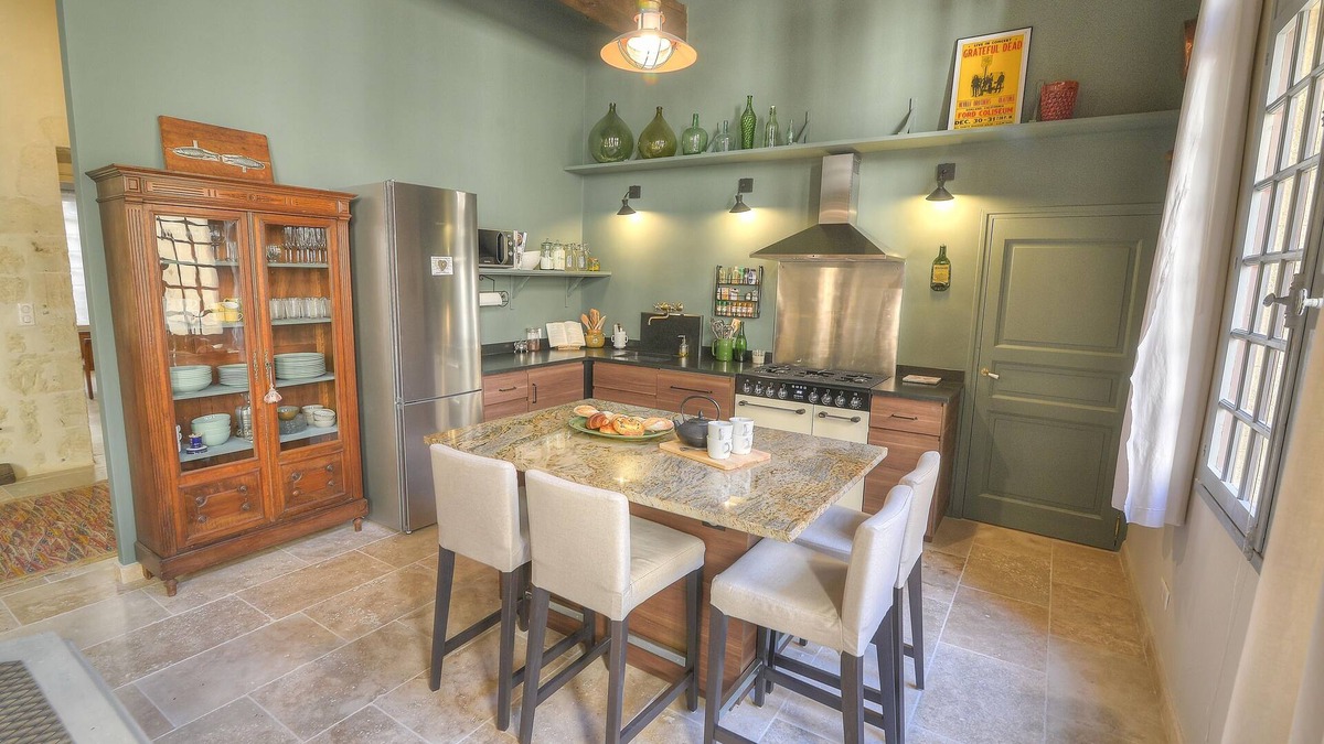 Uzes Apartment | Elegant & spacious apartment in historical building, steps from Place aux Herbes