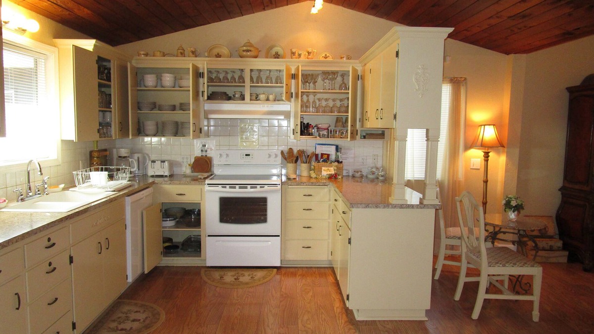Creswell House | Elegant & Spacious Home, 5 Bed/3 Bath, Sleeps 14, 15 Minutes to U of O.