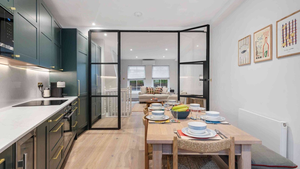 Royal Borough of Kensington and Chelsea Apartment | Elegant split level High St Ken Apt with Terrace