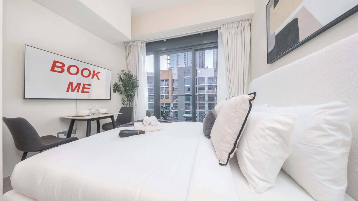 Nad Al Sheba Apartment | Elegant Studio in Meydan Sleeps 3 with Pool