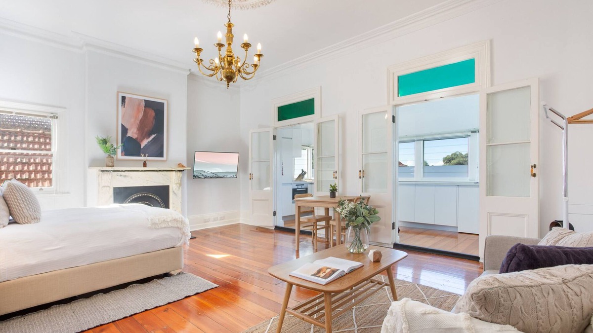 Petersham Apartment | Elegant Studio with Sunny Kitchen 25 min from CBD