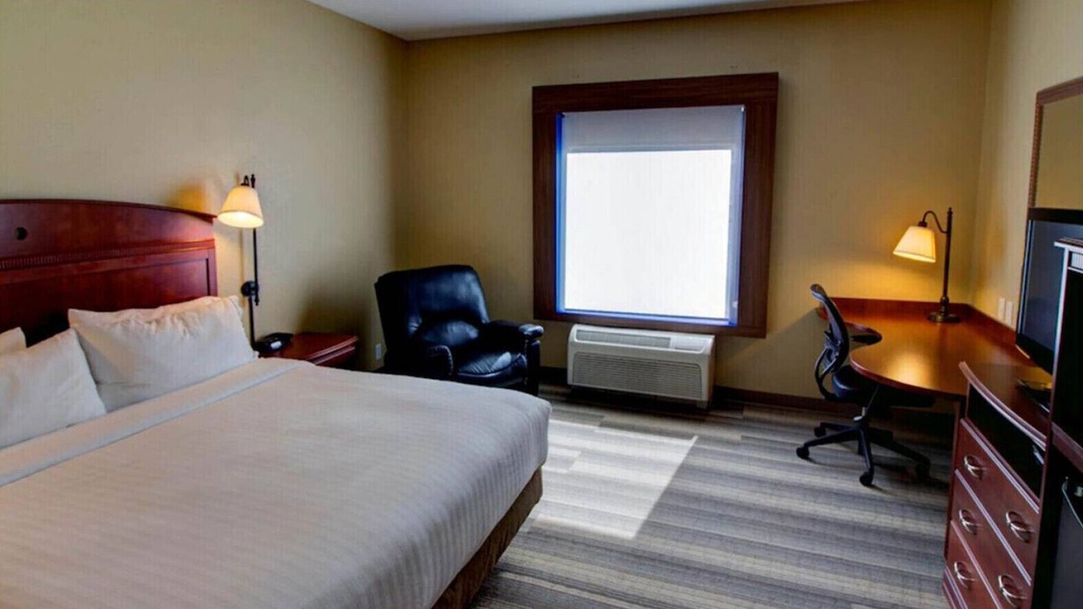 Sioux City House | Elegant Style for Leisure Travel! W/ Hot Tub