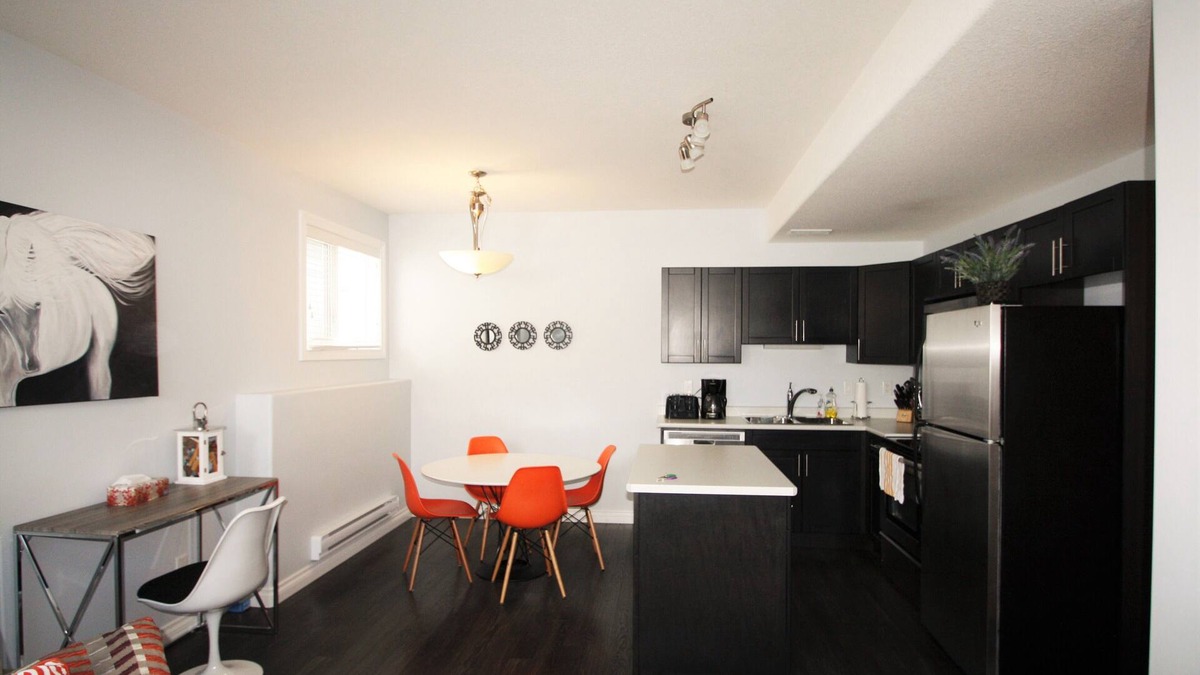 Saskatoon Apartment | Elegant Suite near Airport 2Bd, 1BR, Parking - Two Bedroom Apartment, Sleeps 6