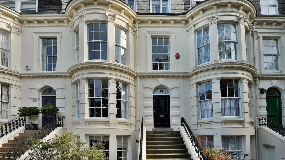 Scarborough House | Elegant Townhouse, Sleeps 12, Close beach/town, 4 bath/showers, Sky Sports