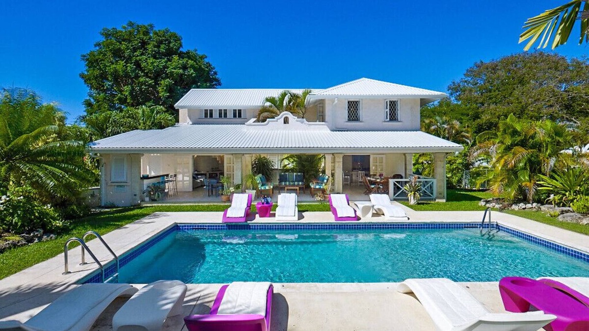 Gibbs Bay House | Elegant Two-Storey Property