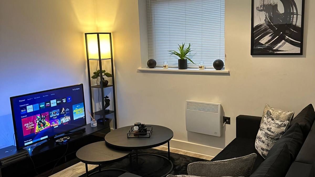 Bloxwich Apartment | Elegant Urban Retreat: Ideal for Families, Couples, and Solo Adventurers.