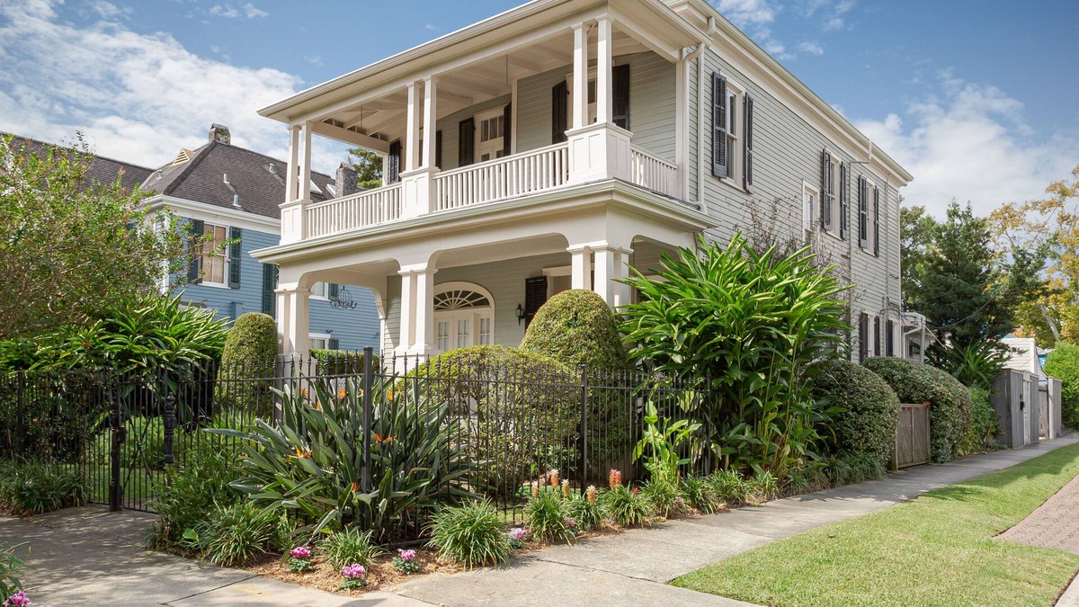 Carrollton House | Elegant Victorian w/pool off St. Charles Ave. near Universities! 17STR-07973