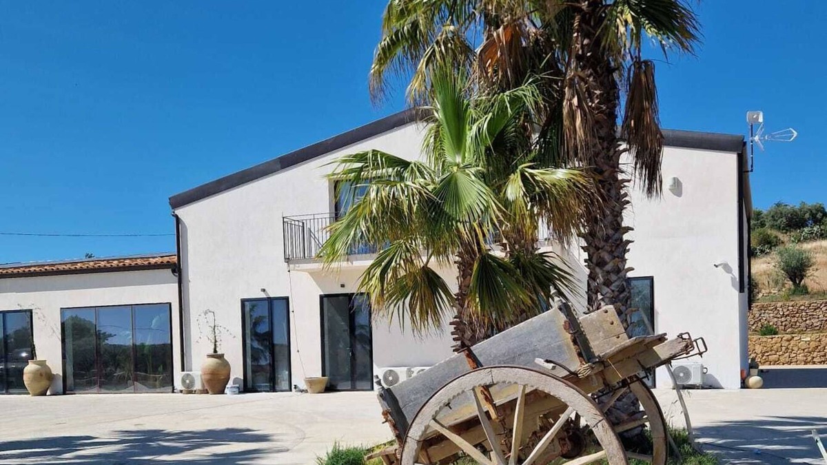 Caltagirone Villa | Elegant villa in Sicily with luxurious rooms, pool and event facilities