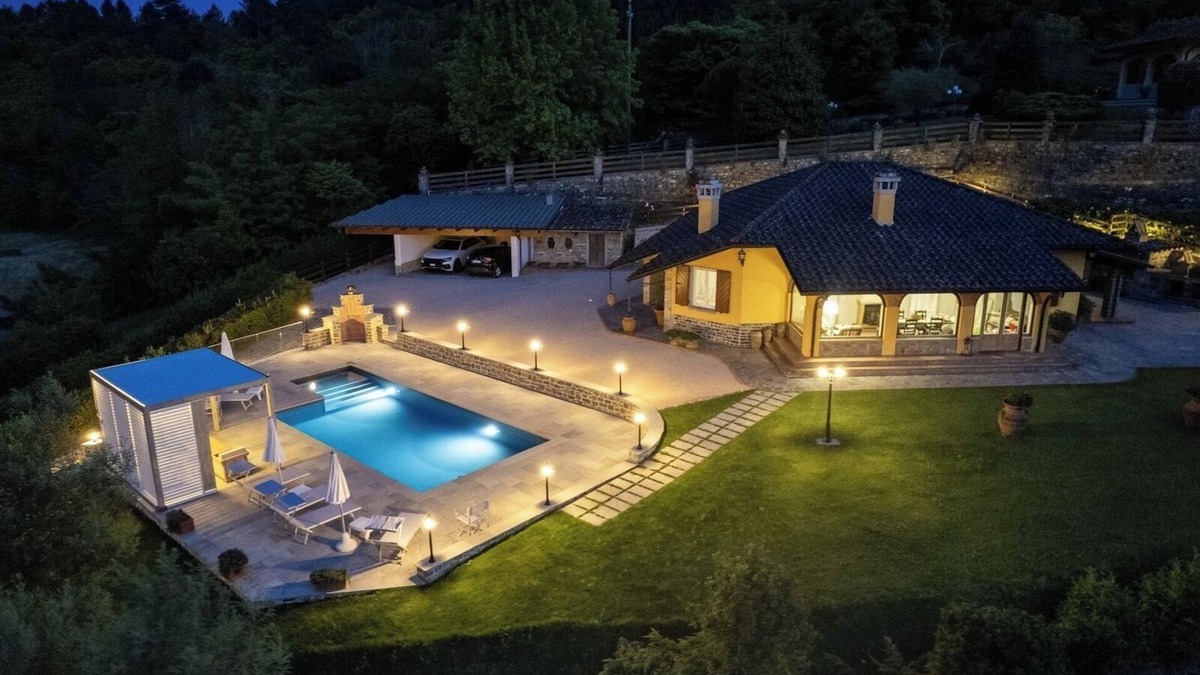 Castel Focognano Villa | Elegant Villa with pool in the Tuscan countryside, between nature and comfort.