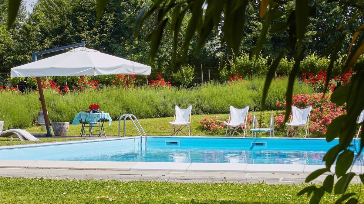 Erbusco Villa | Elegant Villa Pool Wine Art Nearby