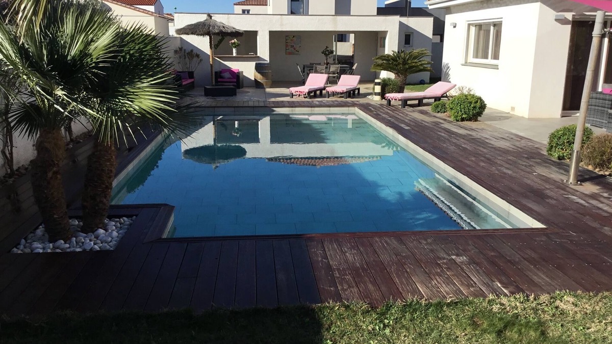 Pia Villa | Elegant Villa with pool near the beaches
