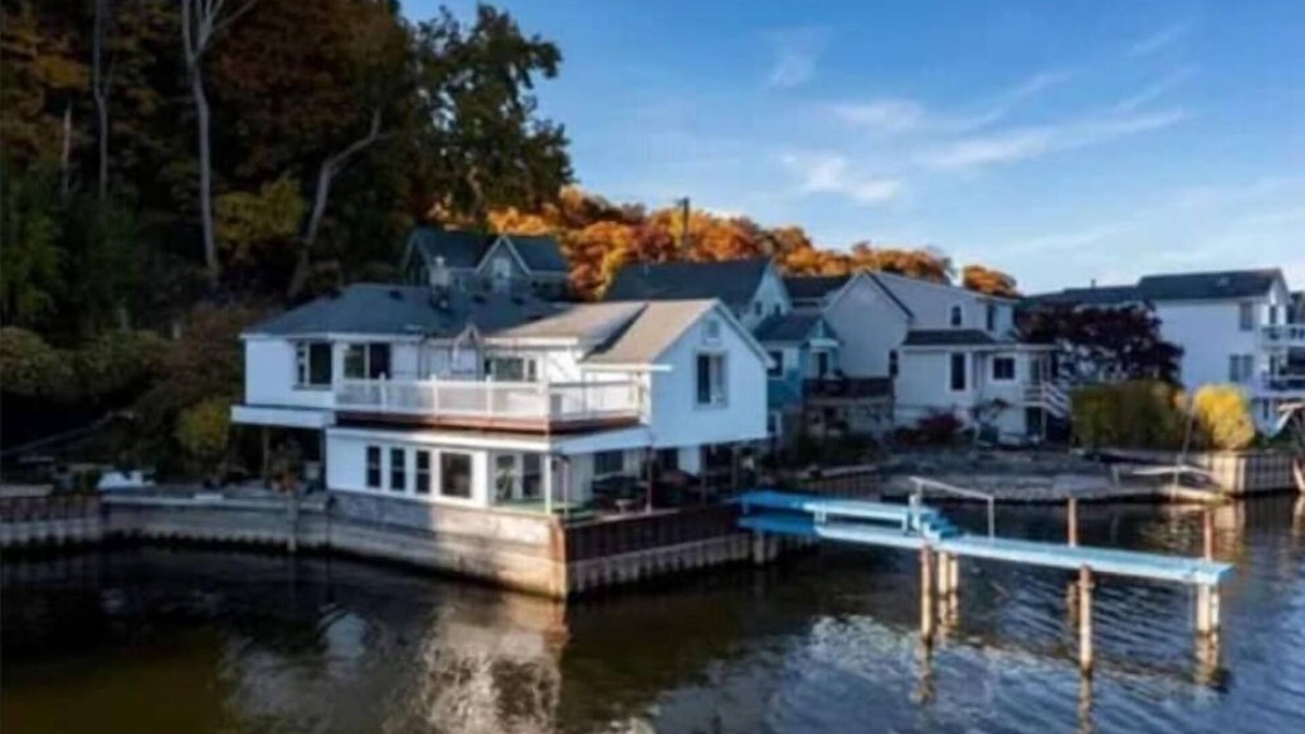East Irondequoit House | Elegant Waterfront Bay Home