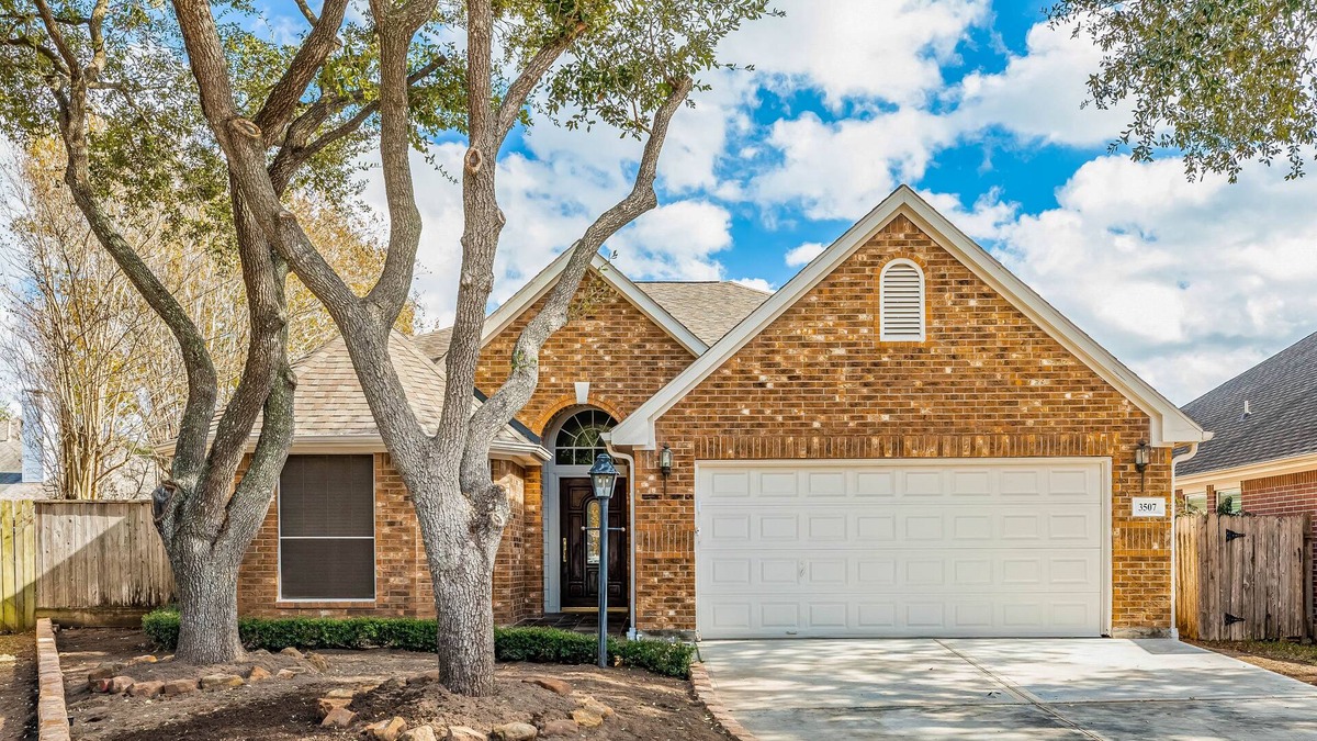 George Bush Park/Eldridge House | Elegant westside home with fenced yard, patio, chef's kitchen, washer/dryer & AC