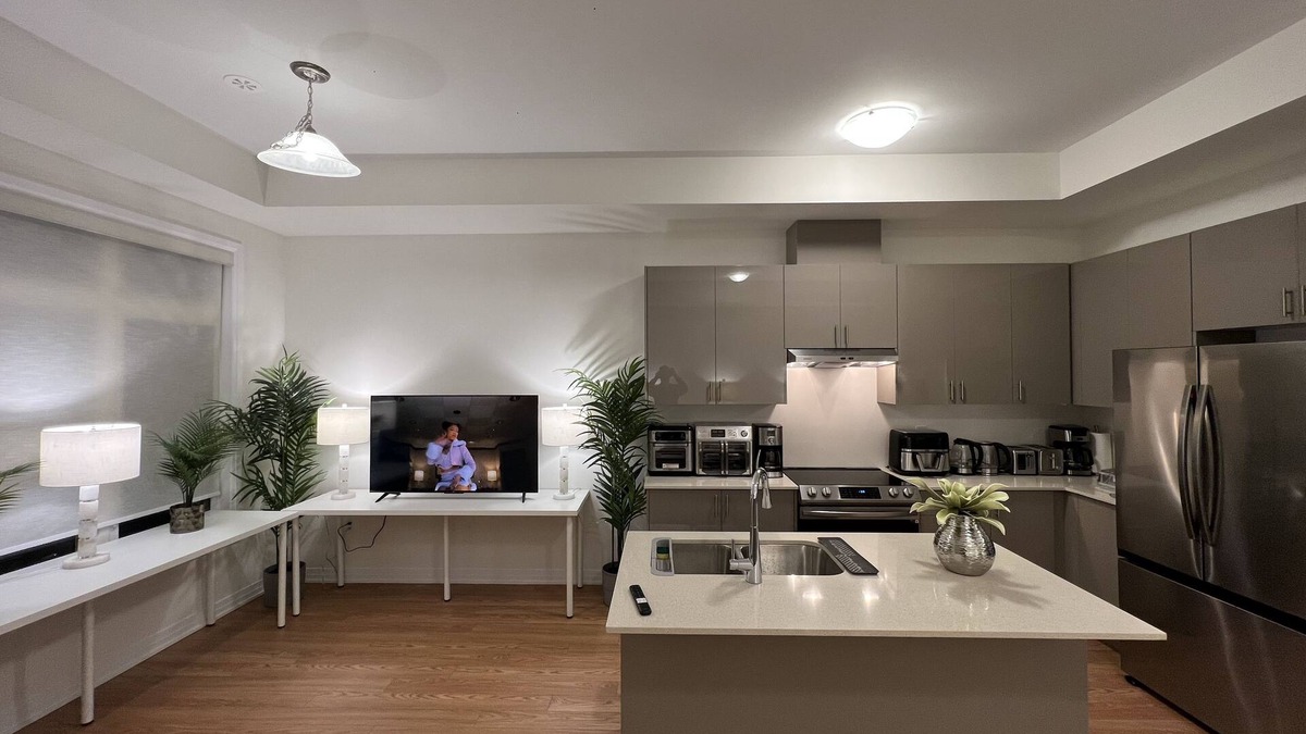 Vaughan House | Elegant Whole Townhome In Woodbridge Estate Vaughan