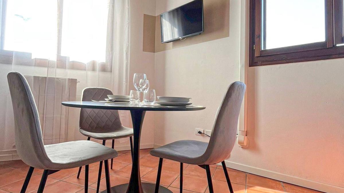 Calderara di Reno Apartment | Elegante Appartamento con Parcheggio Vicino All'aeroporto e al Centro di Bologna
