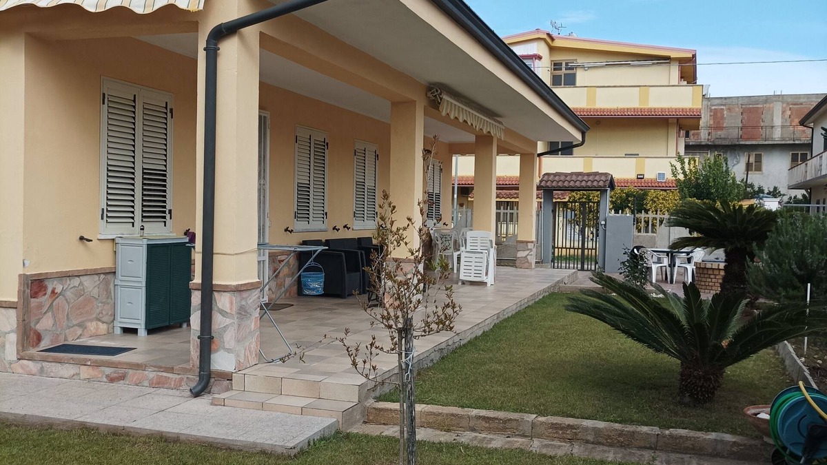 Botricello Apartment | Elegante Appartamento al Piano Terra, su una