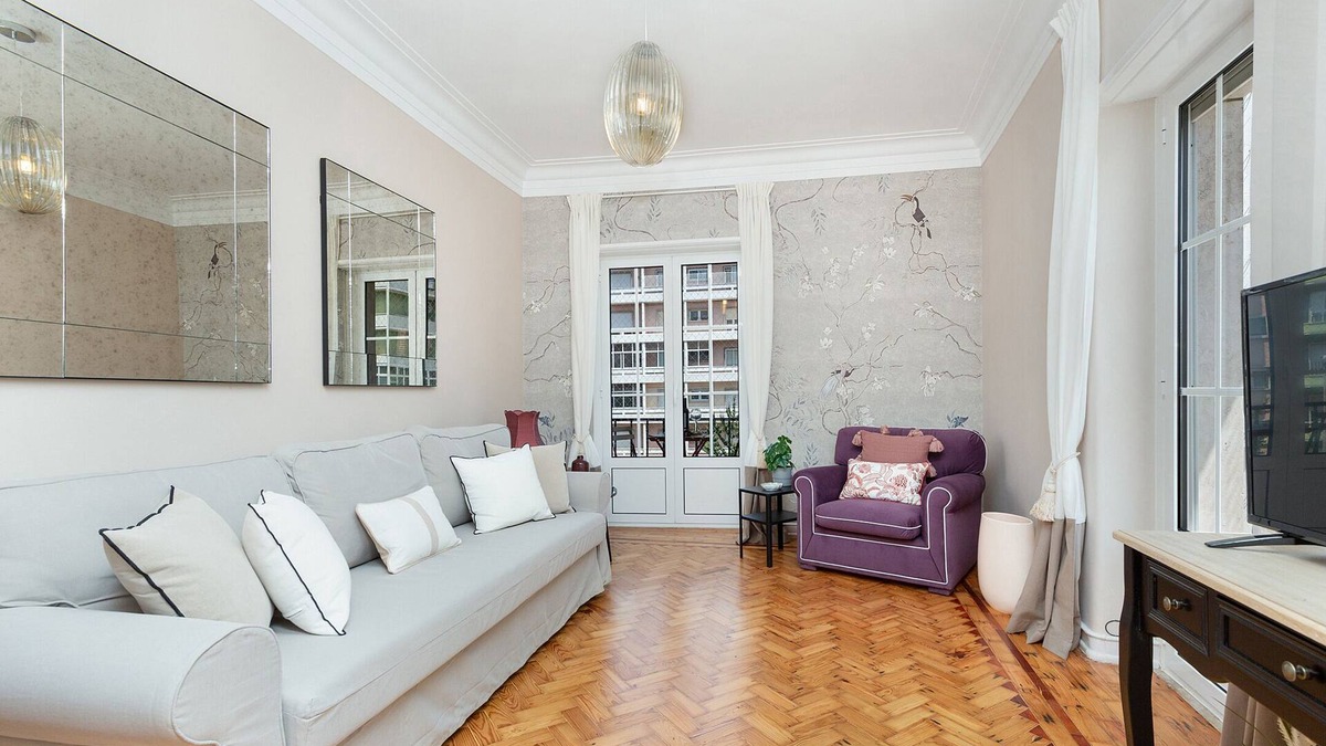 Lumiar Apartment | Elegante T2 Av. Roma Vintage Elevador Metro