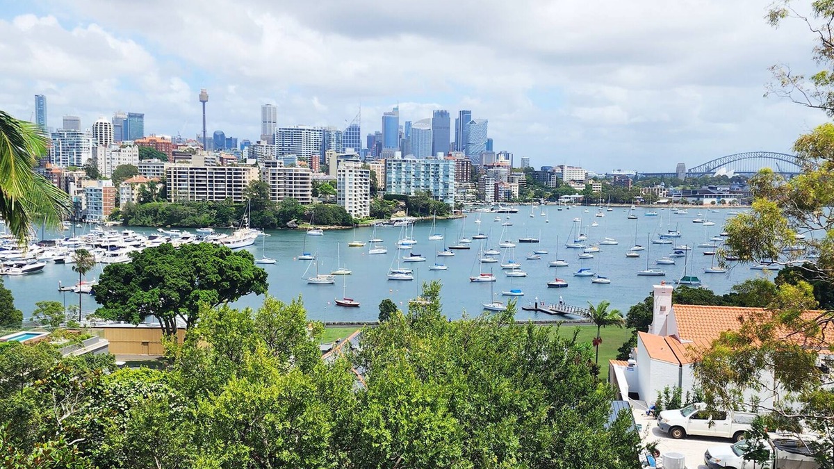 Double Bay Apartment | Elegantly Appointed Apartment with Harbour Views
