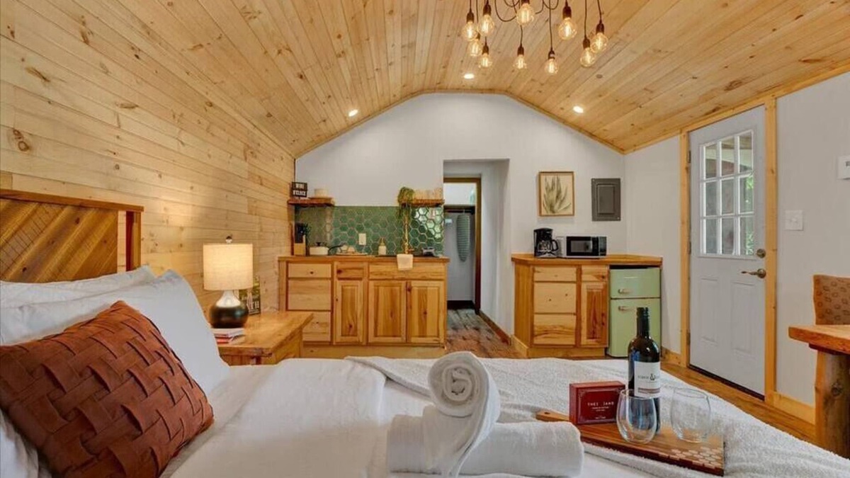 Canadensis Cabin | Elements Modern Poconos Cabin | Wi-Fi | Pets OK