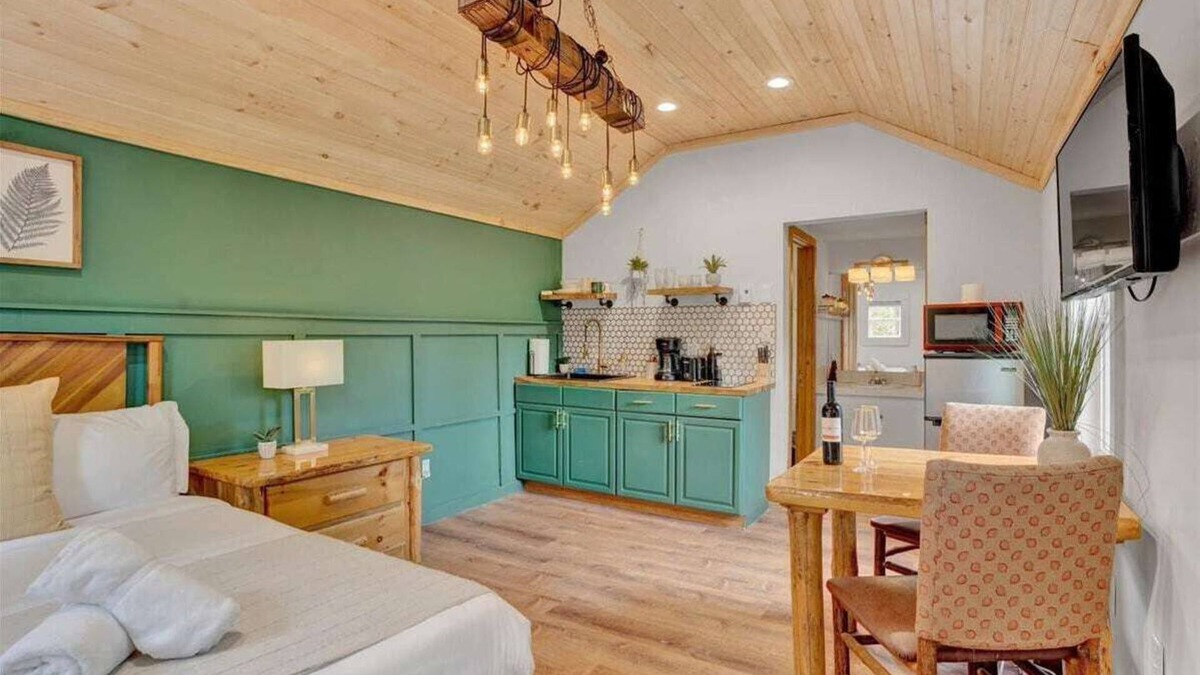 Canadensis Cabin | Elements Modern Red | Poconos Cabin in the Pines