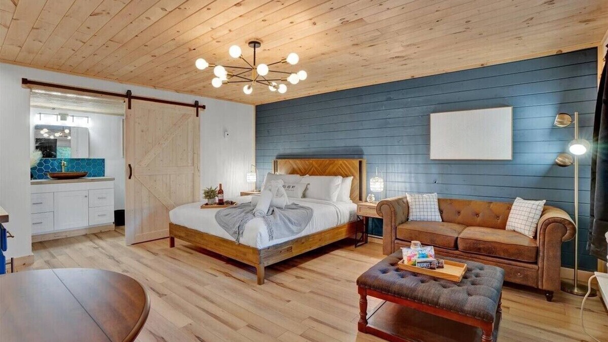 Canadensis Hotel | Elements Modern Charmer| Firepits | Pet-Friendly