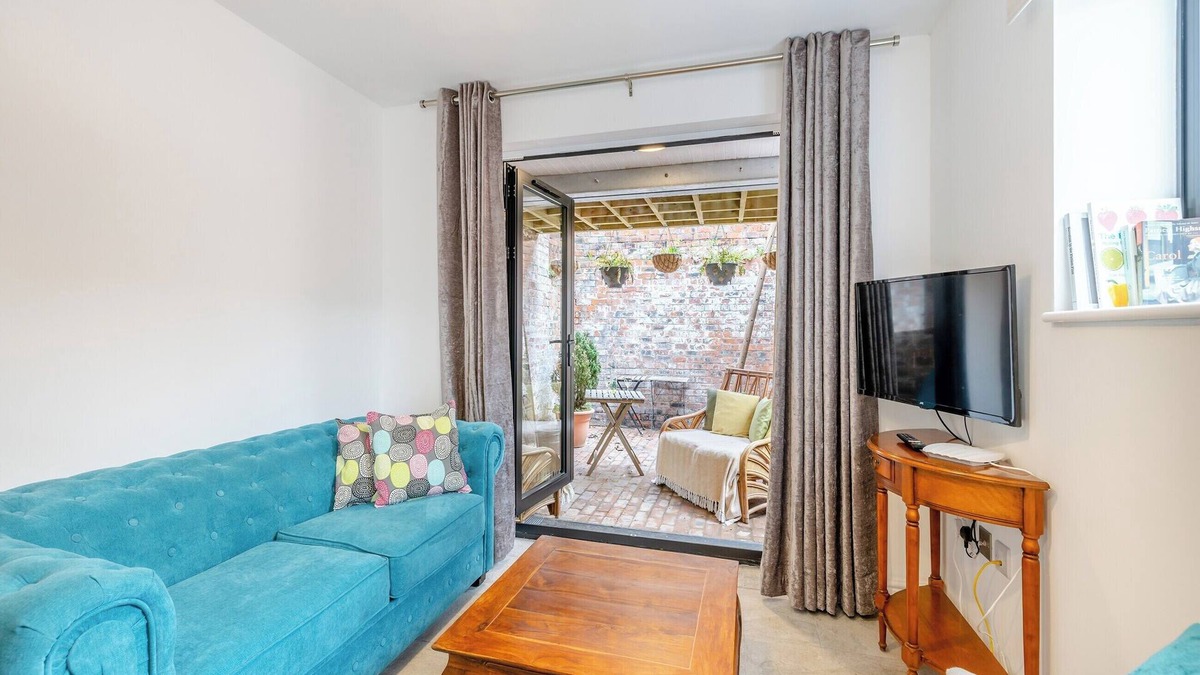 Ellesmere Cottage | Eleni Loulou - UK43585