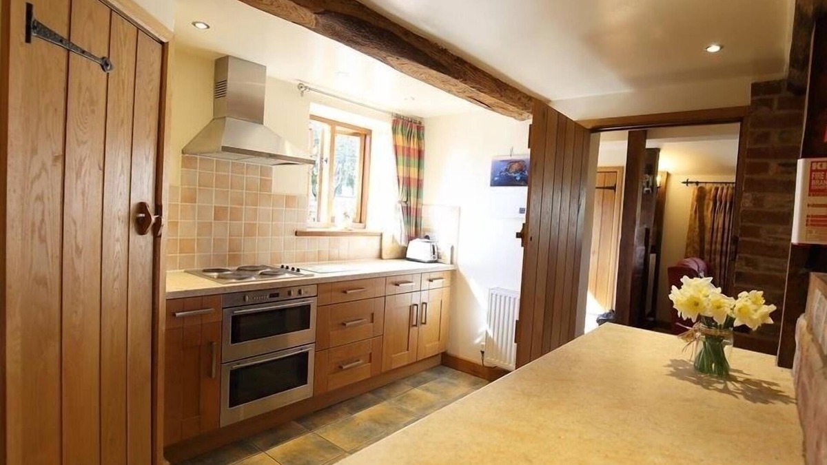 Bromyard Cottage | ELEPHANT COTTAGE, pet friendly, with a garden in Leominster