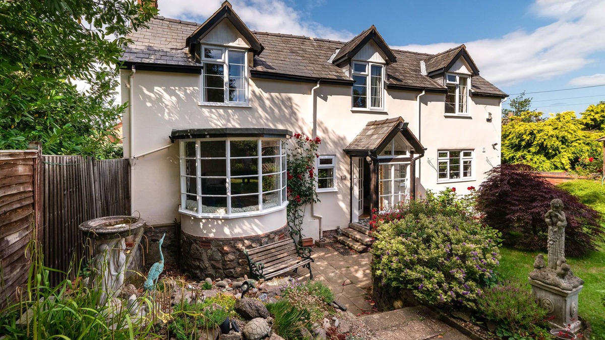 Malvern Cottage | ELERI COTTAGE, pet friendly, with a garden in Great Malvern