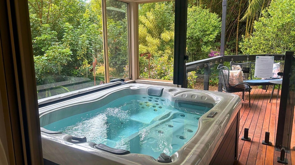 Montville House | Elevata Tropical Villa - Luxe Spa Jacuzzi - Wood Fire - Claw Bath - Pet Friendly