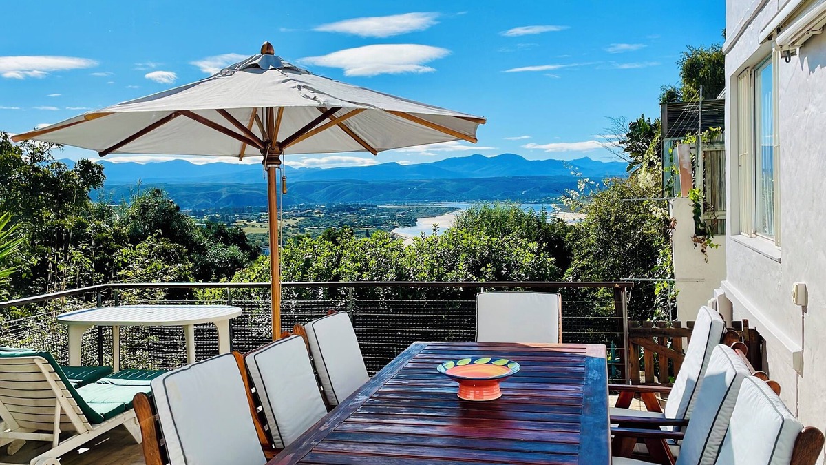 Plettenberg Bay House | Elevated 6‑Bed Sea & Mountain Villa w/AC, WiFi & Flatlet – 3 min to Plett Town