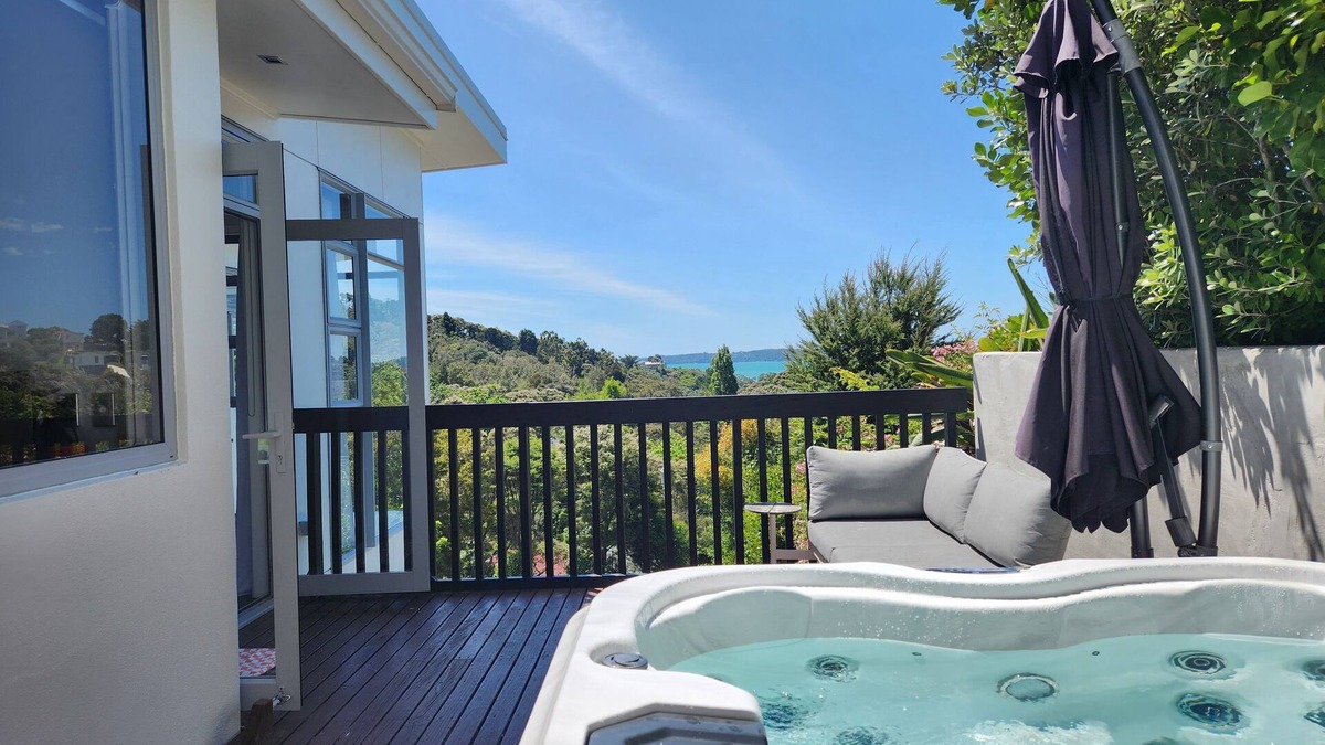 Maraetai Villa | Elevated Coastal Retreat in Maraetai