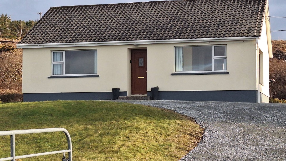 Lettermacaward House | Elevated Site In Peaceful Donegal Bright Cottage - Fantastic Sea & Mountain view