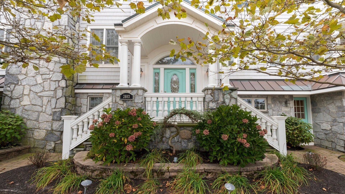 Gold Coast Condo | Elevator, Internet, TV, Cable, Central A/C, Deck, Porch