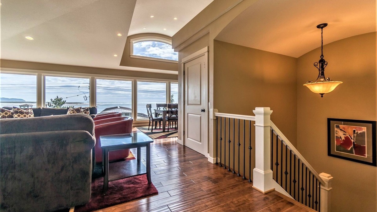 Happy Camp Hideaway House | Elevator, Master Suites, Jacuzzi's - steps to the Beach!