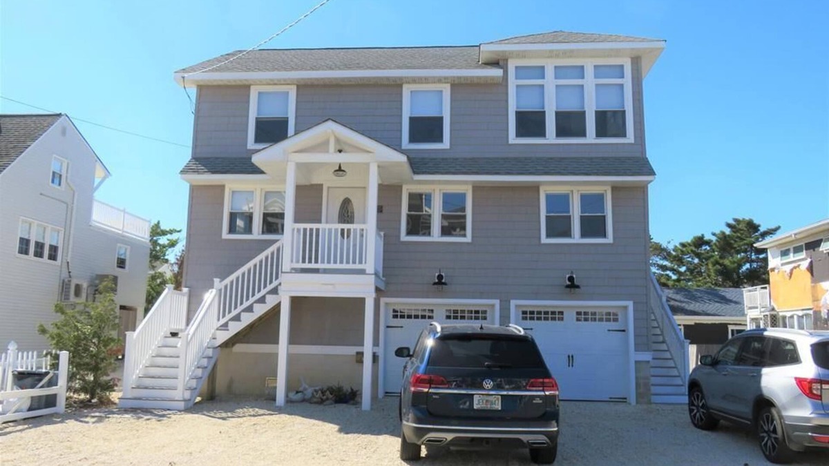 North Beach Haven House | Elevator. Yard. Beach Badges. Beach Chairs. W/D. Deck. Keurig. Cable.