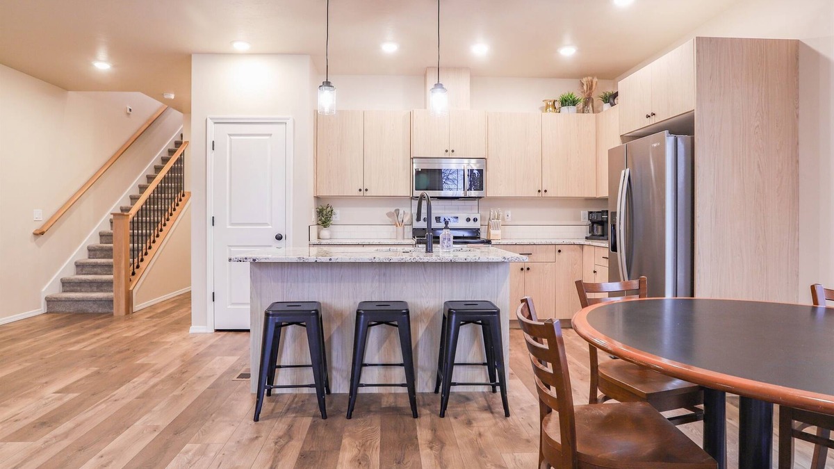 Caldwell House | Elgin Collective Townhome 102 | Sleeps 10| Heart of Caldwell