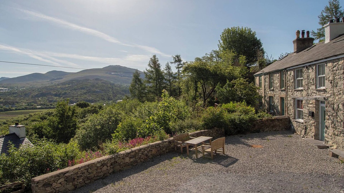 Cwm-y-glo Cottage | ELIDIR VIEW, pet friendly, character holiday cottage in Llanberis