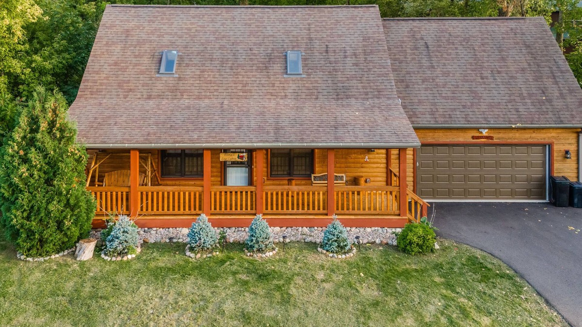 Baraboo Cabin | Elina’s Log Cabin, new on the market, steps from Devil’s Lake State Park.
