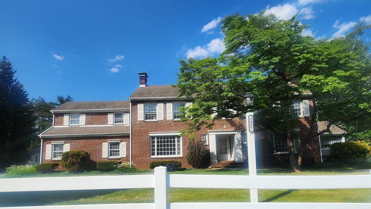 Park Forest Village House | Elite historic Atherton estate centrally located and 2.4 miles from stadium.