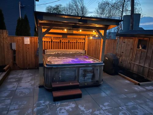 Hamilton House | Elite Upper Deck Suites l Lake front with hot tub