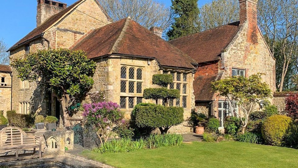 Pulborough Villa | Elizabethan Manor - Seven Bedroom Villa, Sleeps 14