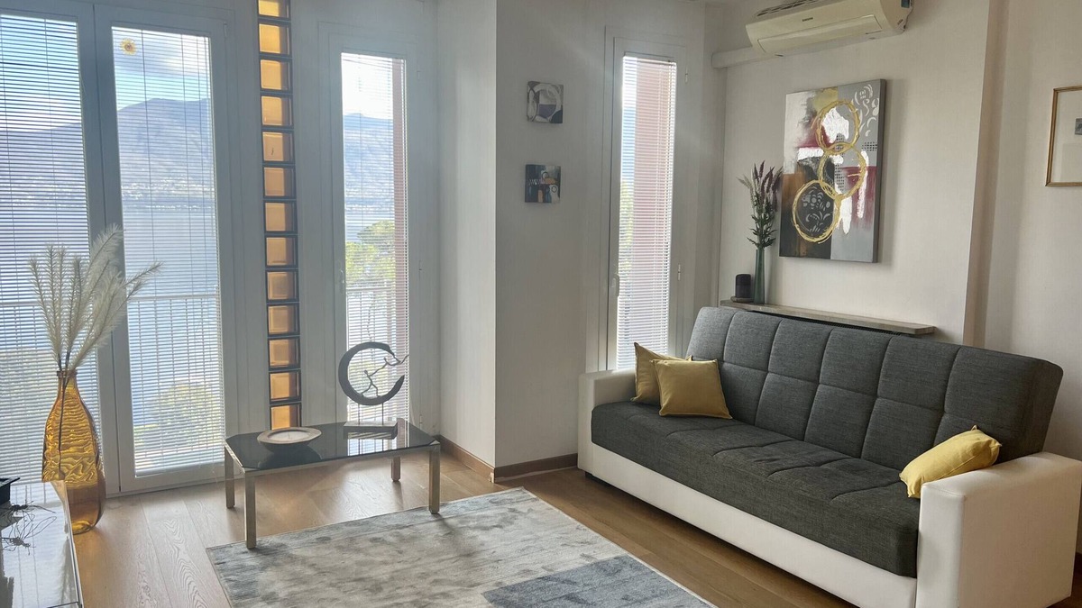 Gonte Apartment | Elizaveta apartment with lake view and terrace