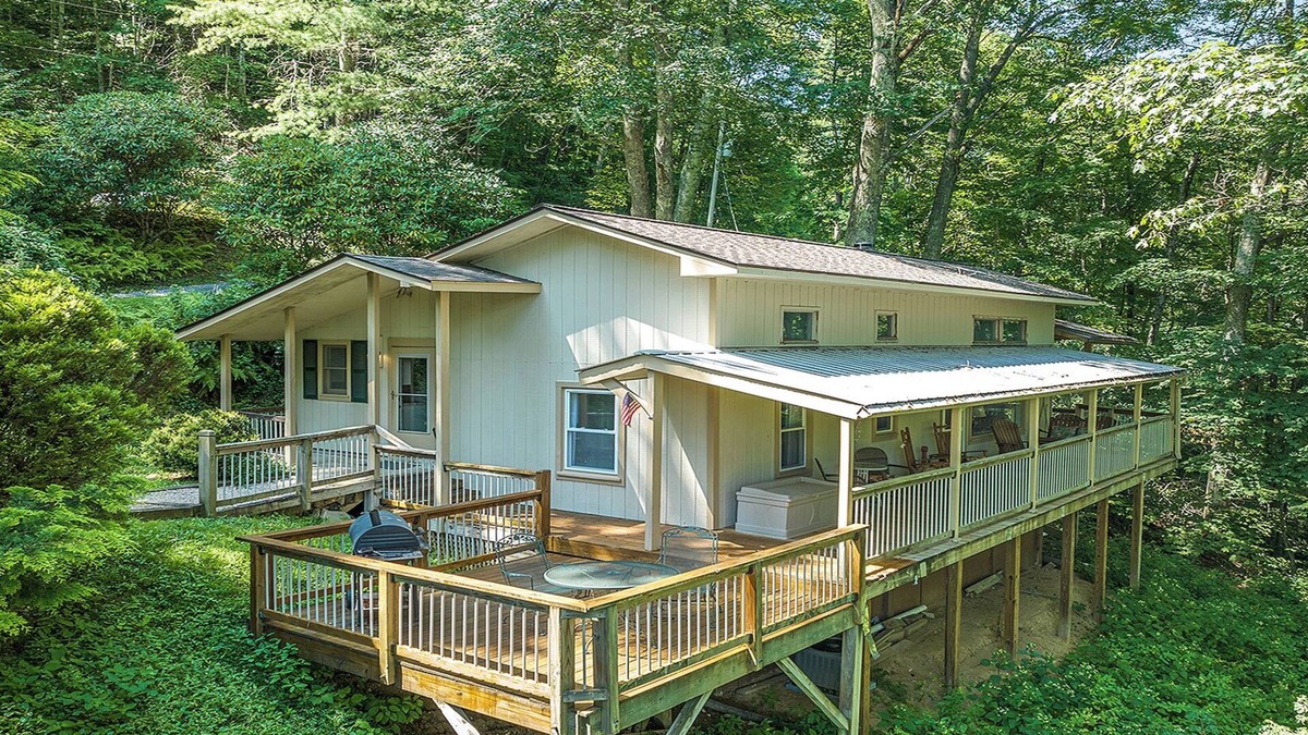 Maggie Valley Cabin | Elk hangout! Private Hot Tub, High-speed WIFI, peaceful sounds of the creek!