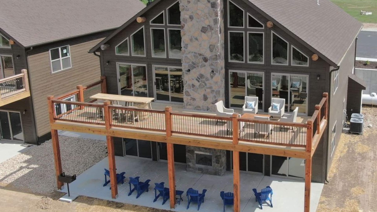Lampe Cabin | Elk Lodge-ADA plus water views & Pickleball Court