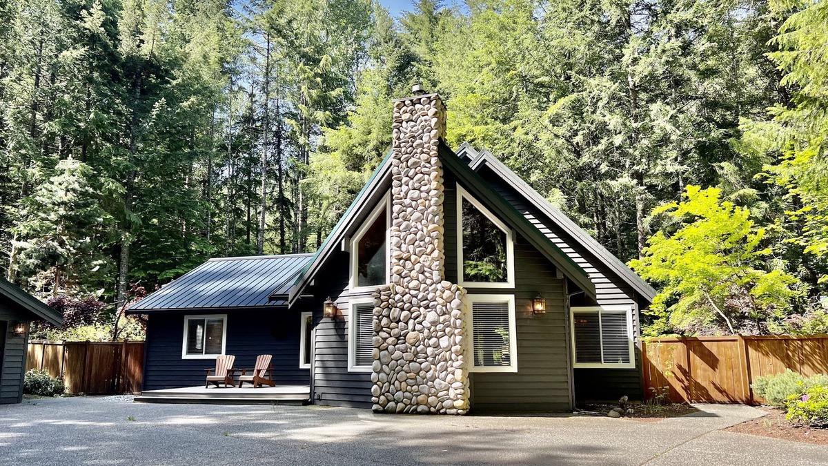 Enumclaw House | Elk Meadow Chalet - Premier Mountain Home - Mt Rainier & Crystal Mountain
