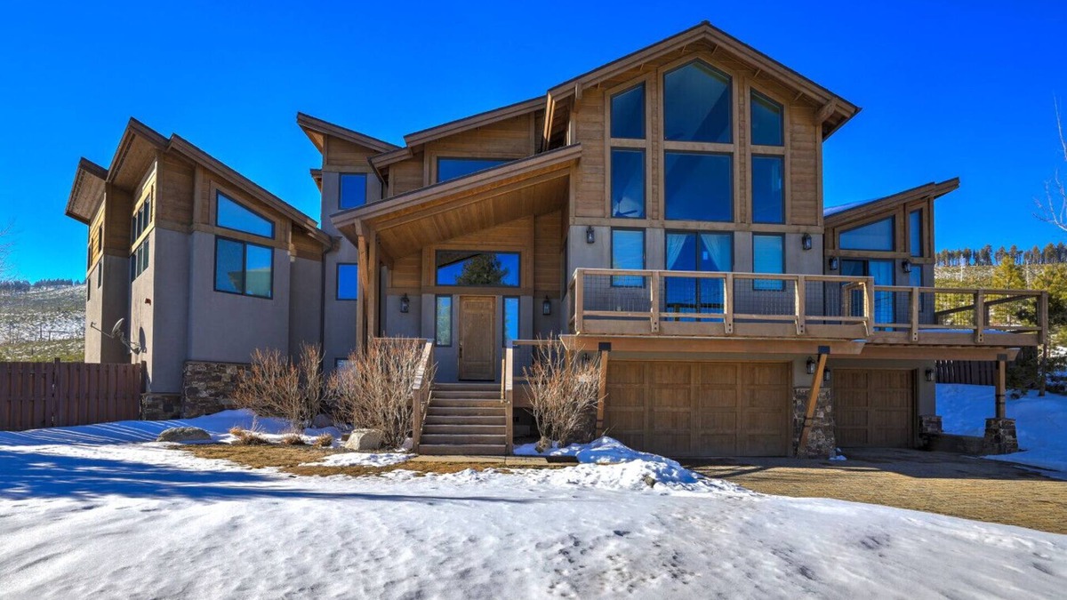 Mountain View Estates House | Elk Point Paradise - AC + Hot Tub + Pool Table